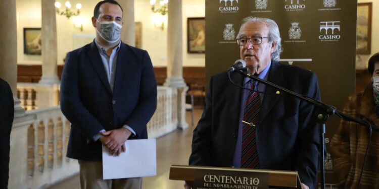 Libros, esculturas, dibujos y fotografías en la exposición del ‘Centenario del nombramiento de Teresa de Jesús Honoris Causa’