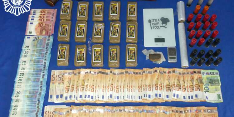 Detenidos tres varones en el Barrio San José por venta de drogas