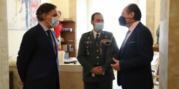 El alcalde recibe al nuevo jefe de la Comandancia de la Guardia Civil