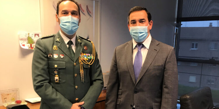 El delegado territorial da la bievenida al nuevo jefe de la Guardia Civil