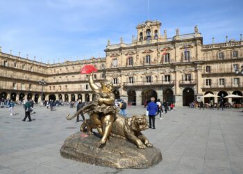 Los vándalos roban el abanico y la estrella de la escultura de Xu Hongfei ubicada en la Plaza Mayor