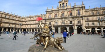 Los vándalos roban el abanico y la estrella de la escultura de Xu Hongfei ubicada en la Plaza Mayor