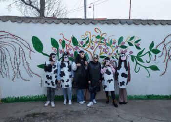 Los jóvenes de Santa Marta participan en el taller de confección de disfraces