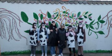 Los jóvenes de Santa Marta participan en el taller de confección de disfraces