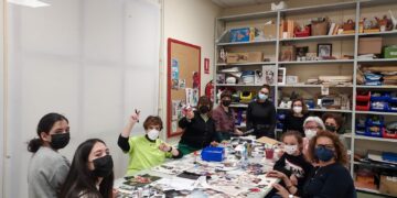 Los vecinos participan en el taller artístico de foto collage intervenido de la Fundación Venancio Blanco