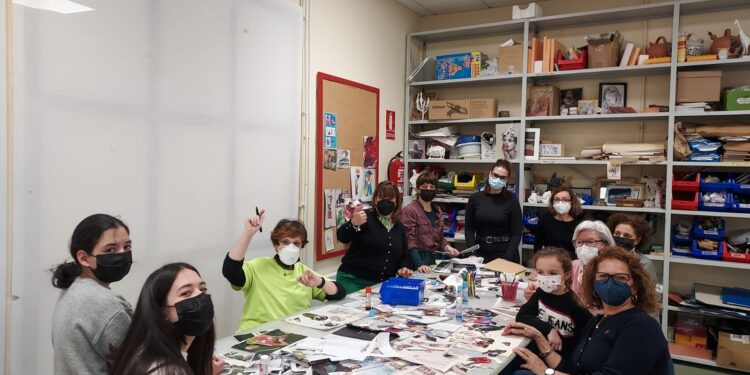Los vecinos participan en el taller artístico de foto collage intervenido de la Fundación Venancio Blanco