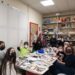 Los vecinos participan en el taller artístico de foto collage intervenido de la Fundación Venancio Blanco