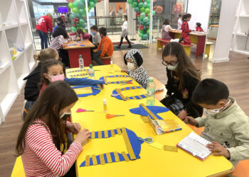 Jimeno y ‘sus’ niños visten de Carnaval el Centro Comercial El Tormes