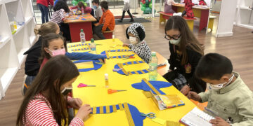 Jimeno y ‘sus’ niños visten de Carnaval el Centro Comercial El Tormes