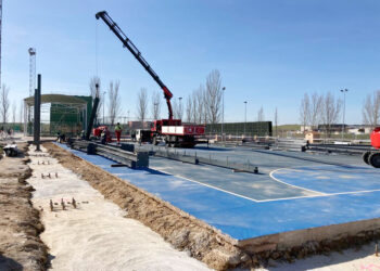 La instalación de los pilares y las vigas de acero agiliza el cerramiento de la pista deportiva para convertirse en un nuevo pabellón