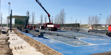 La instalación de los pilares y las vigas de acero agiliza el cerramiento de la pista deportiva para convertirse en un nuevo pabellón