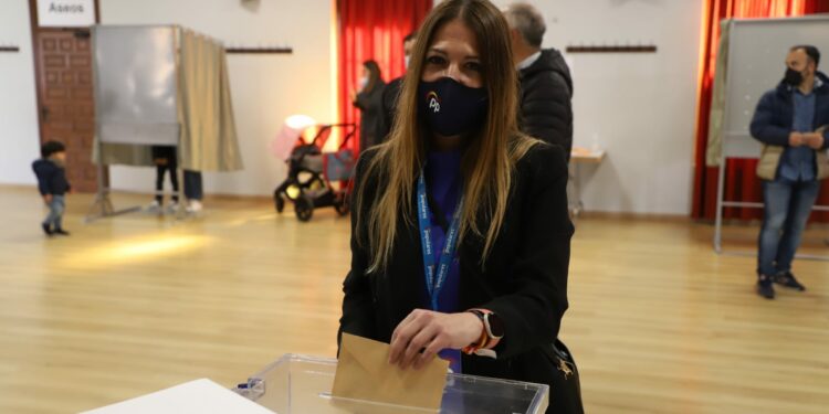 Victoria Manjón: «Animo a la gente a que venga a votar para que el Partido Popular pueda tener unos buenos resultados»