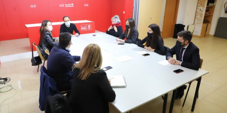 El sector de las peluquerías logra el compromiso PSOE de hacer llegar al Congreso de los Diputados la bajada del IVA