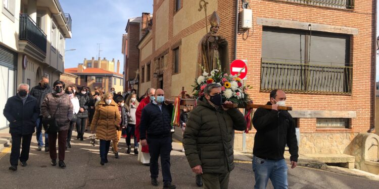 La procesión de San Blas y la bendición de 900 gargantillas cierran las fiestas de Aldeaseca de Armuña