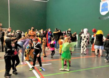 La música con dj acompaña a los vecinos con sus originales disfraces en la fiesta de Carnaval