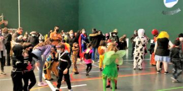 La música con dj acompaña a los vecinos con sus originales disfraces en la fiesta de Carnaval