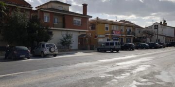 Concluye la renovación de la margen izquierda de la travesía que mejora la seguridad vial con la creación de acerado