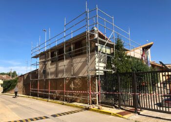 La renovación de la cubierta, los baños y el aislamiento de la fachada del Ayuntamiento completan la modernización y accesibilidad del edificio