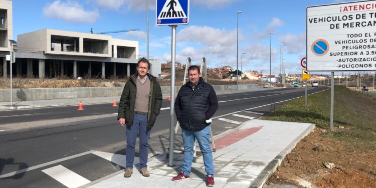 El paso de peatones inteligente en la CL-512 frente a ‘Las Yugadas’ (Santher) ya es una realidad