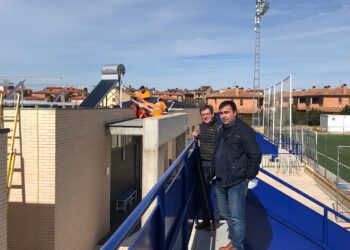 La instalación de placas fotovoltaicas y sistemas de acumulación energética en los edificios municipales supondrán un ahorro del 70% en el consumo