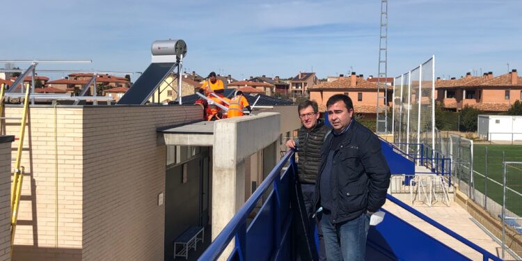 La instalación de placas fotovoltaicas y sistemas de acumulación energética en los edificios municipales supondrán un ahorro del 70% en el consumo