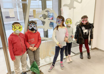 Carbajosa adelanta la celebración del Carnaval con el taller de máscaras y antifaces que los vecinos lucirán en la fiesta de disfraces