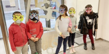 Carbajosa adelanta la celebración del Carnaval con el taller de máscaras y antifaces que los vecinos lucirán en la fiesta de disfraces