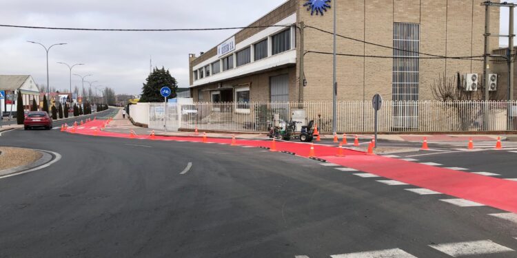 El Consistorio cambia la pintura del carril bici del polígono industrial para reforzar la seguridad vial en este tramo