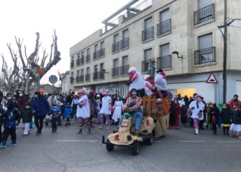 Animado desfile de disfraces guiado por un divertido rebaño de ovejas