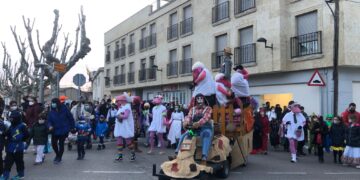 Animado desfile de disfraces guiado por un divertido rebaño de ovejas