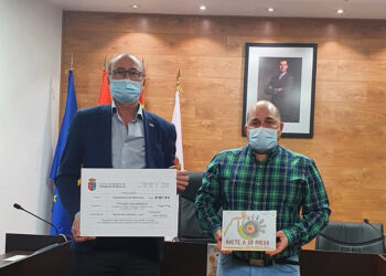 Pyfano recibe los 561 euros recaudados en el mercadillo solidario de Navidad