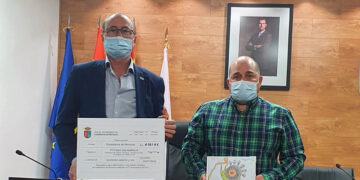 Pyfano recibe los 561 euros recaudados en el mercadillo solidario de Navidad