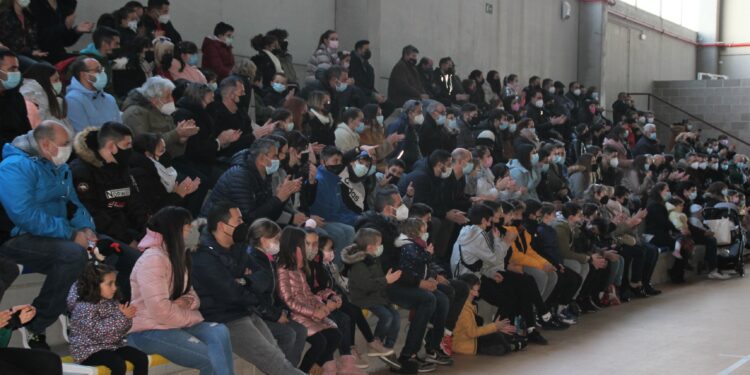Éxito de público en la exhibición de adiestramiento y habilidades caninas