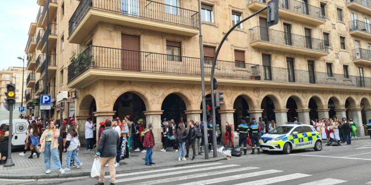 Los alumnos de la Facultad de Psicología celebran en la calle las fiestas de Juan Huarte de San Juan