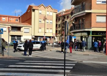 La Policía Local reduce a un varón por amenzar con un cuchillo y un machete a una mujer para que retirara dinero del banco