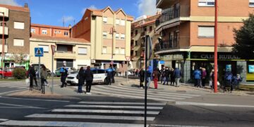 La Policía Local reduce a un varón por amenzar con un cuchillo y un machete a una mujer para que retirara dinero del banco