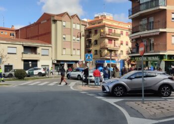 La Policía Local reduce a un varón por amenzar con un cuchillo y un machete a una mujer para que retirara dinero del banco