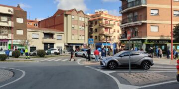 La Policía Local reduce a un varón por amenzar con un cuchillo y un machete a una mujer para que retirara dinero del banco