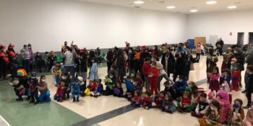 Los vecinos reflejan sus ganas de divertirse en los coloridos y originales disfraces del desfile de Carnaval