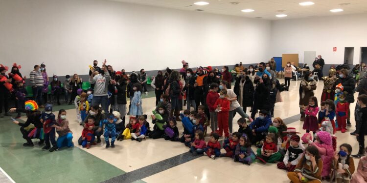 Los vecinos reflejan sus ganas de divertirse en los coloridos y originales disfraces del desfile de Carnaval