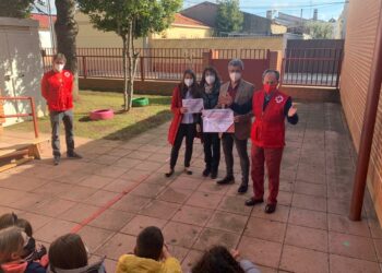 Cruz Roja agradece al Ayuntamiento y al CRA Domingo de Guzmán su colaboración y los 1.982,87 euros recaudados en el mercadillo solidario a favor de los afectados por el volcán de La Palma