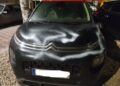 Los vándalos destrozan el coche del alcalde rociándolo con spray