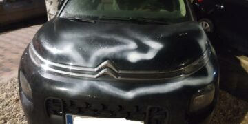Los vándalos destrozan el coche del alcalde rociándolo con spray
