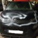 Los vándalos destrozan el coche del alcalde rociándolo con spray