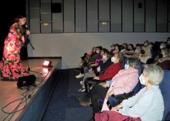 El arte coplero de María Mercedes encandila al público