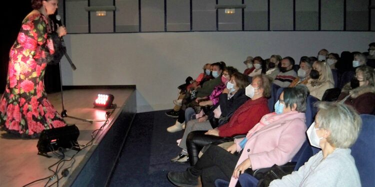 El arte coplero de María Mercedes encandila al público