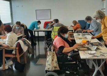 Los mayores elaboran sus regalos de San Valentín