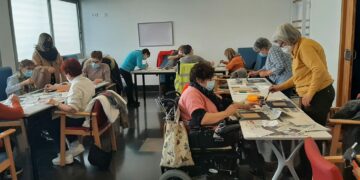 Los mayores elaboran sus regalos de San Valentín