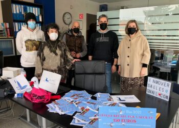 Natalia González, ganadora del cheque de 150 euros para canjear por compras en el comercio local de la asociación de comerciantes ‘¡Quédate en Santa Marta!’