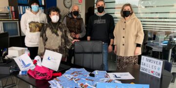 Natalia González, ganadora del cheque de 150 euros para canjear por compras en el comercio local de la asociación de comerciantes ‘¡Quédate en Santa Marta!’